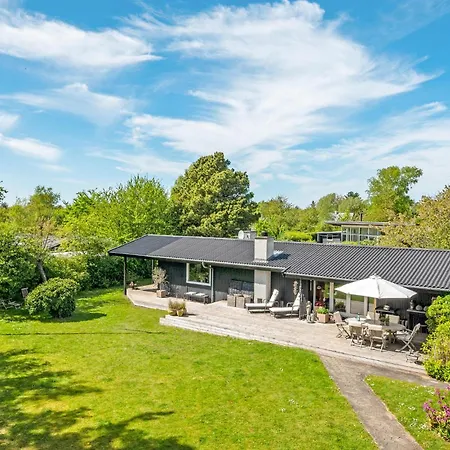 Nyaraló 3 Bedroom Stunning In Tisvildeleje